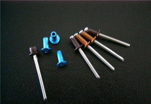 鉚（mǎo）釘機（jī）鉚釘